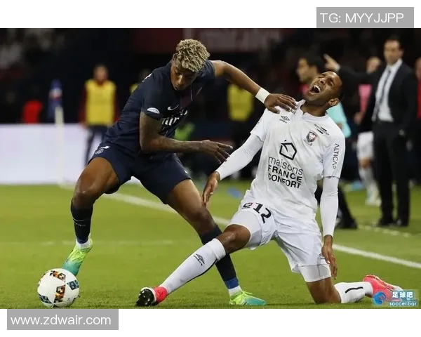 足球女星优雅姿势展现魅力与实力的完美结合图片欣赏